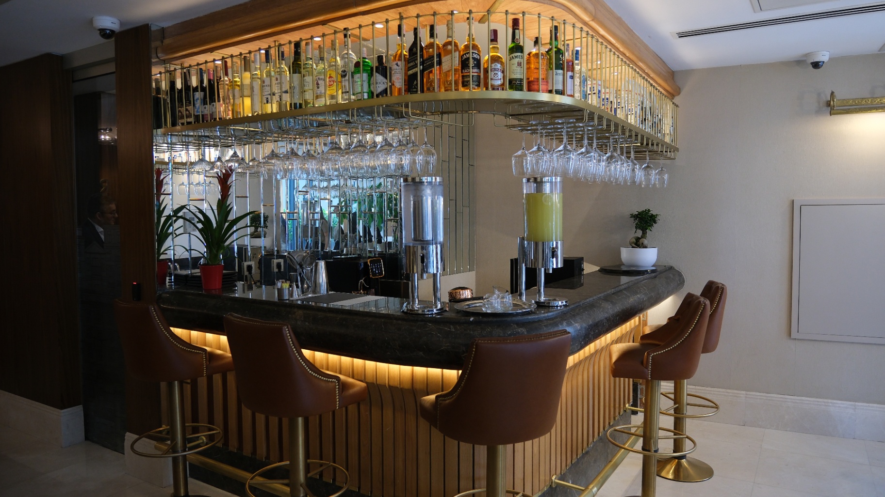 Otel barı ve dinlenme alanı